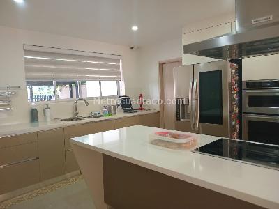 Casa de 4 alcobas en arriendo en El Poblado, Medellín, 375 m² · foto 6 de 20