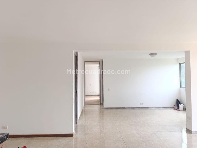 Apartamento de 2 Alcobas en El Poblado con Balcón en Conjunto Cerrado - 2