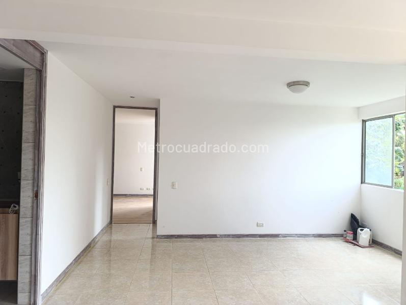 Apartamento de 2 Alcobas en El Poblado con Balcón en Conjunto Cerrado - 3
