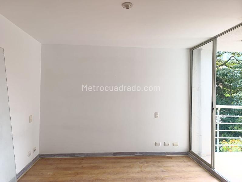 Apartamento de 2 Alcobas en El Poblado con Balcón en Conjunto Cerrado - 9