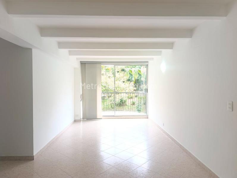 Apartamento de 3 Alcobas con Cuarto de Servicio en Unidad Cerrada en El Poblado - 4