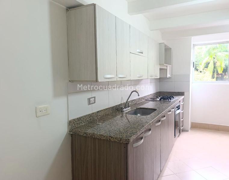 Apartamento de 3 Alcobas con Cuarto de Servicio en Unidad Cerrada en El Poblado - 8