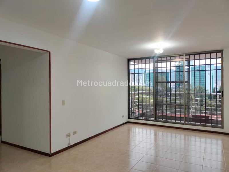 Apartamento de 3 Alcobas con Balcón y Parqueadero Cubierto en El Poblado