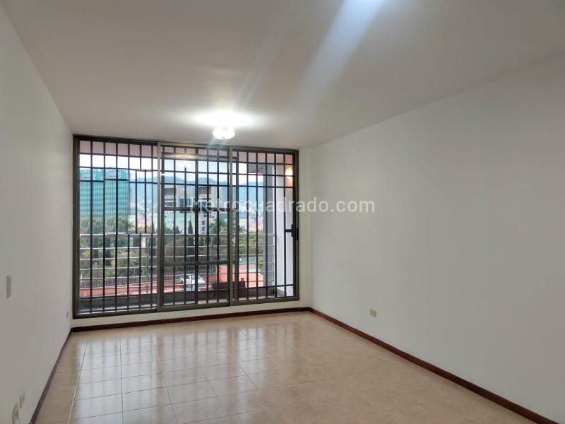 Apartamento de 3 Alcobas con Balcón y Parqueadero Cubierto en El Poblado - 2