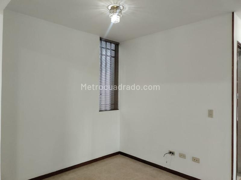 Apartamento de 3 Alcobas con Balcón y Parqueadero Cubierto en El Poblado - 6