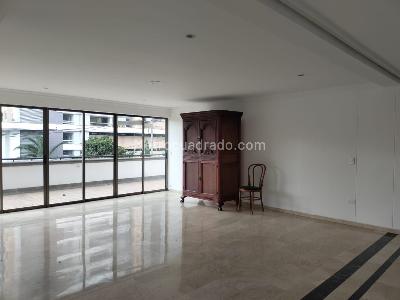 Apartamento de 3 alcobas en venta en El Poblado, Medellín, 250 m² · foto 2 de 16