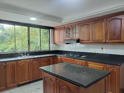 Apartamento de 3 alcobas en venta en El Poblado, Medellín, 250 m² · foto 5 de 16