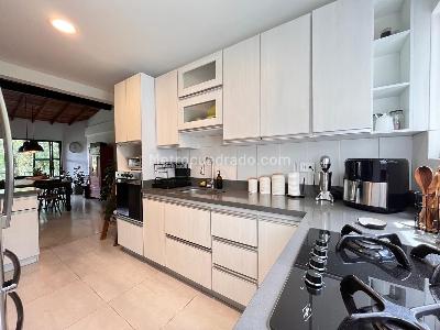 Apartamento de 3 alcobas en venta en El Poblado, Medellín, 158 m² · foto 7 de 19