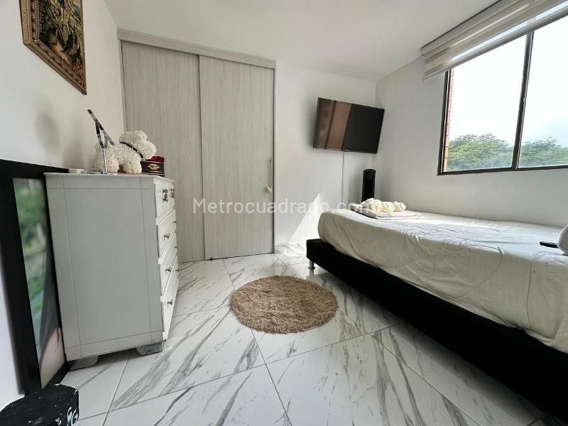 Furnished 3BR Apartment with Balcony in El Poblado - 9