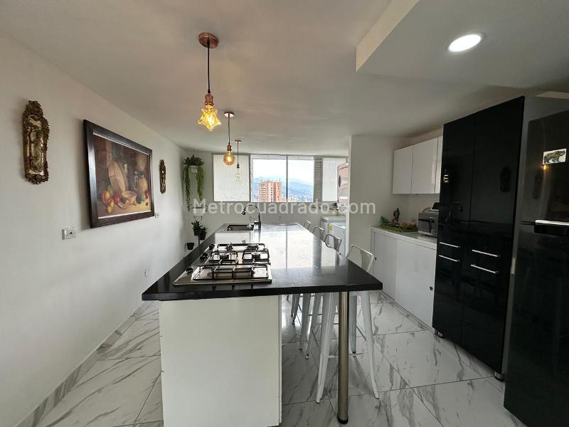 3BR Apartment with Balcony and Covered Parking in El Poblado - 5