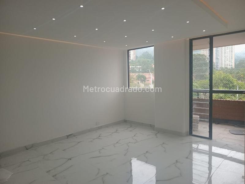 Apartamento de 3 Alcobas en El Poblado con Balcón y Parqueadero Cubierto - 2