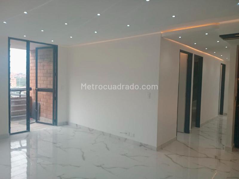 Apartamento de 3 Alcobas en El Poblado con Balcón y Parqueadero Cubierto - 3