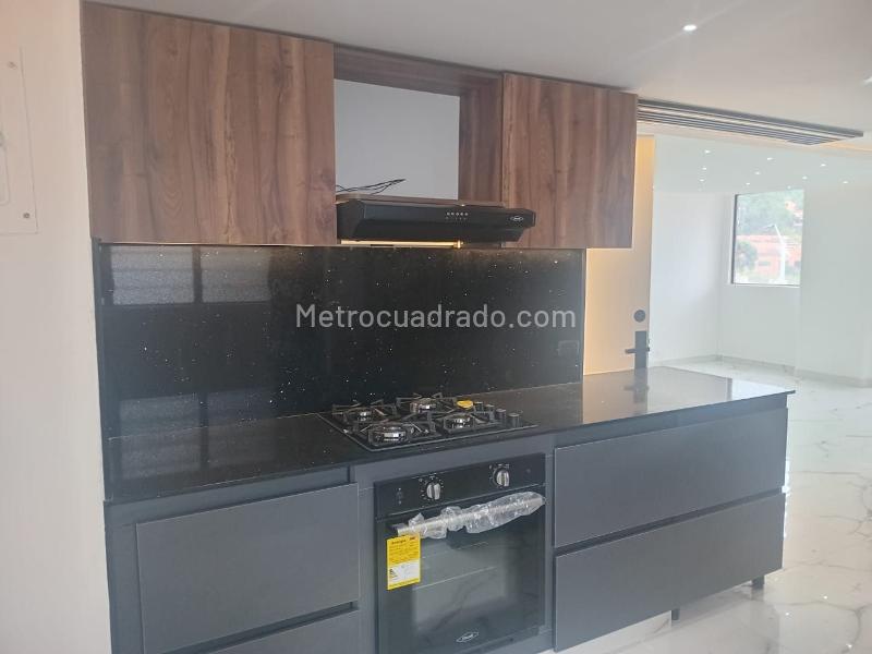 Apartamento de 3 Alcobas en El Poblado con Balcón y Parqueadero Cubierto - 6