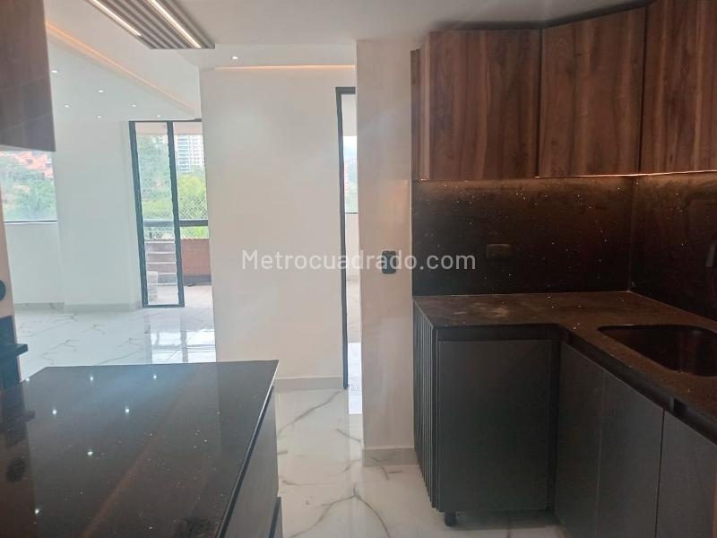 Apartamento de 3 Alcobas en El Poblado con Balcón y Parqueadero Cubierto - 7