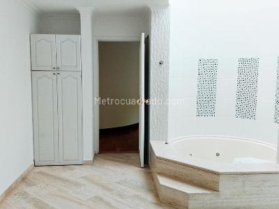 Casa de 4 alcobas en venta en El Poblado El Tesoro, Medellín, 450 m² · foto 14 de 17