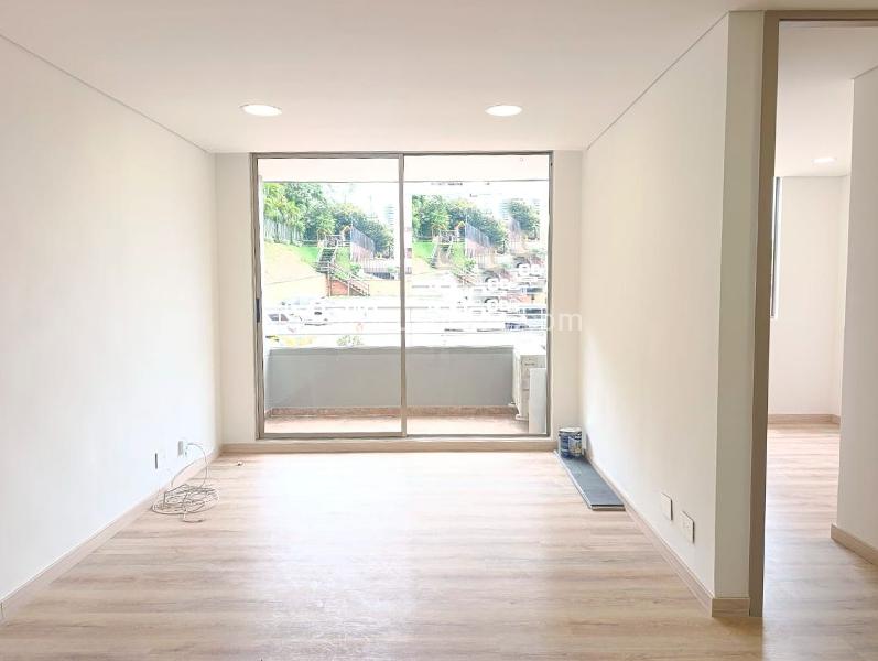 2BR Apartment with Balcony and Covered Parking in El Poblado - 3