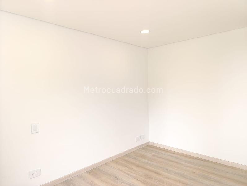 2BR Apartment with Balcony and Covered Parking in El Poblado - 9
