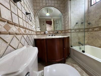 Casa de 4 alcobas en arriendo en El Poblado, Medellín, 280 m² · foto 11 de 12