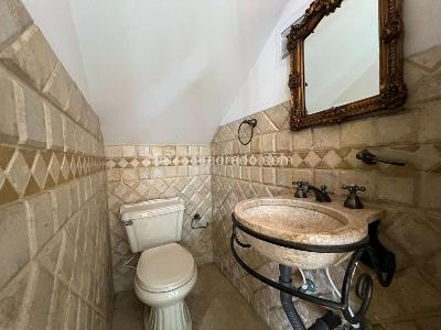 Casa de 4 alcobas en arriendo en El Poblado, Medellín, 280 m² · foto 9 de 12