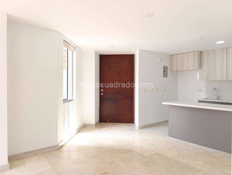 Apartamento de 2 Alcobas en Conjunto Cerrado en El Poblado con Balcón - 2