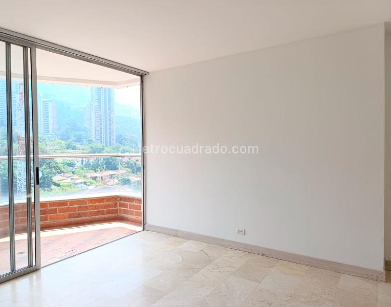 Apartamento de 2 Alcobas en Conjunto Cerrado en El Poblado con Balcón - 3