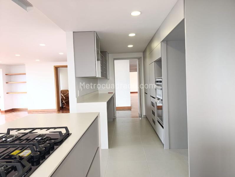 Apartamento Elegante de 3 Alcobas con Terraza en El Poblado - 5