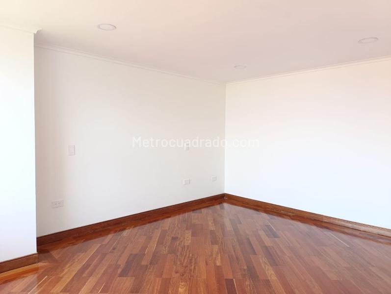 Apartamento Elegante de 3 Alcobas con Terraza en El Poblado - 8