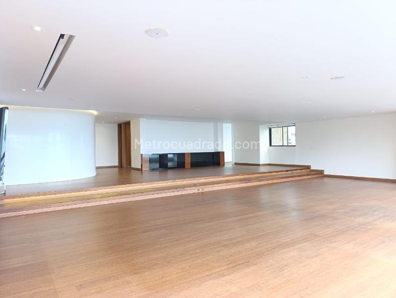Spacious 4BR Apartment with Terrace in El Poblado - 4