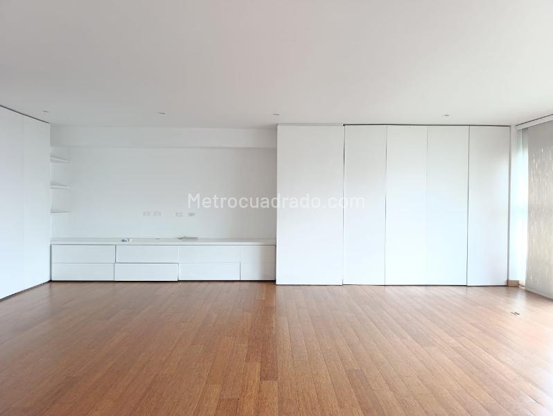 Spacious 4BR Apartment with Terrace in El Poblado - 9