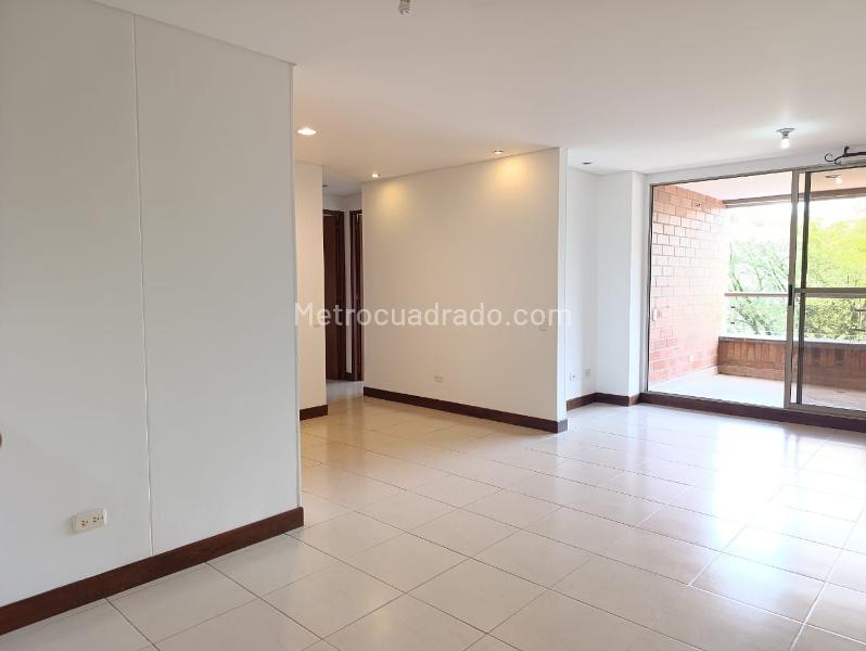 Spacious 2BR Apartment with Balcony in El Poblado - 2