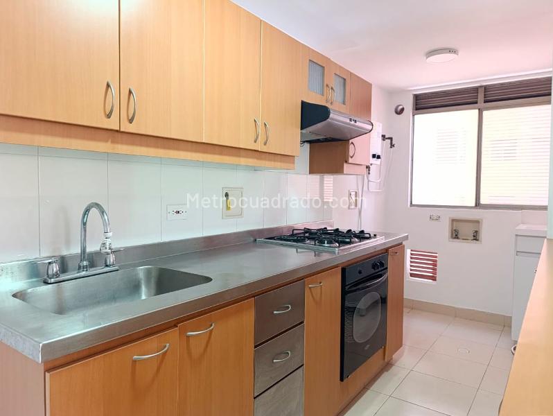 Spacious 2BR Apartment with Balcony in El Poblado - 5