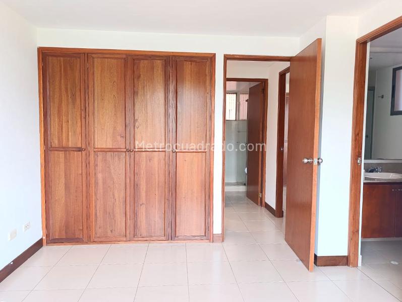 Spacious 2BR Apartment with Balcony in El Poblado - 9