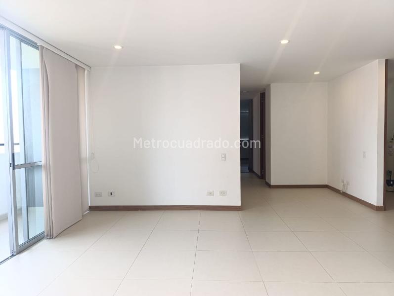 Apartamento Amplio de 3 Alcobas con Terraza en El Poblado - 2