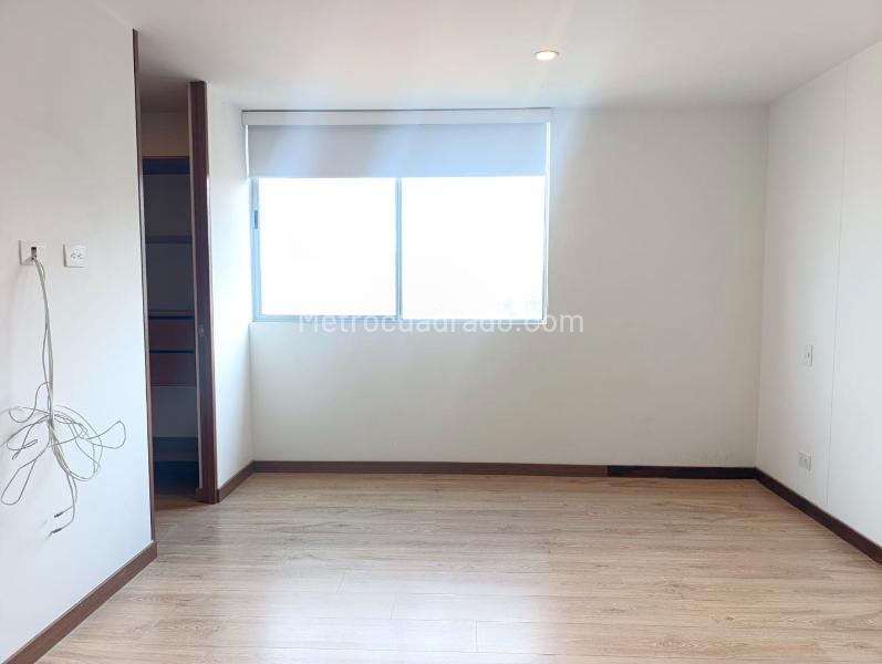 Apartamento Amplio de 3 Alcobas con Terraza en El Poblado - 9