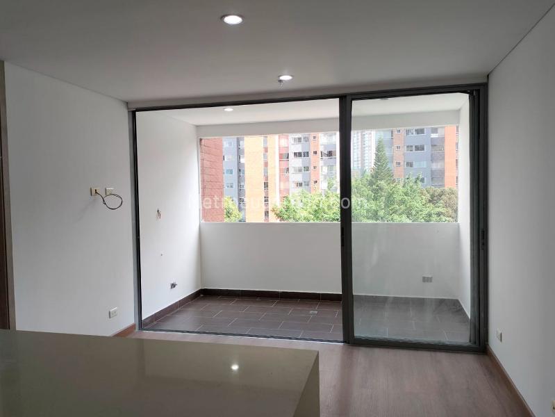 Apartamento de 3 Alcobas con Servicios Modernos en El Poblado