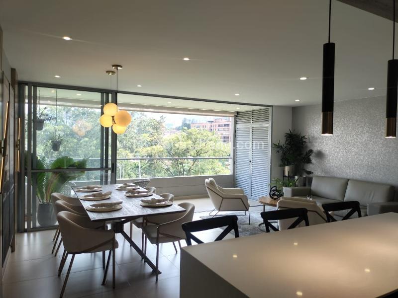 Apartamento Amoblado de 3 Alcobas con Balcón en El Poblado