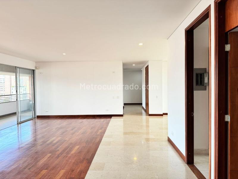 Elegant 3BR Apartment Near Amenities in El Poblado - 4