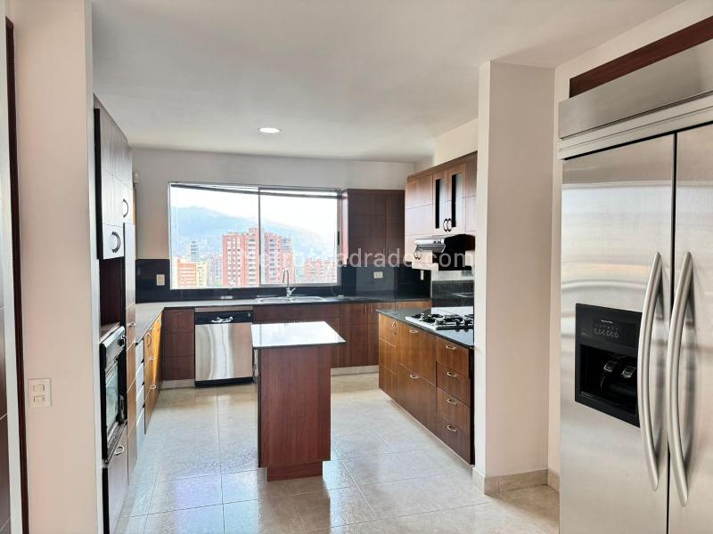 Elegant 3BR Apartment Near Amenities in El Poblado - 5