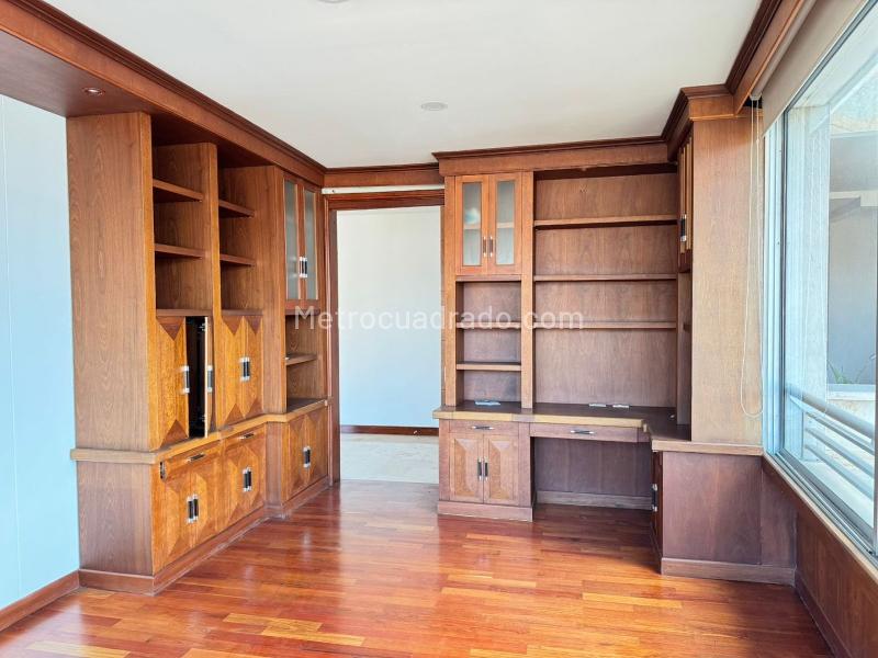 Elegant 3BR Apartment Near Amenities in El Poblado - 9