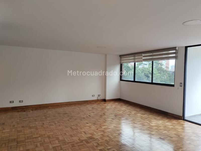 Apartamento de 3 Alcobas cerca a Avenidas y Centros Comerciales en El Poblado - 2
