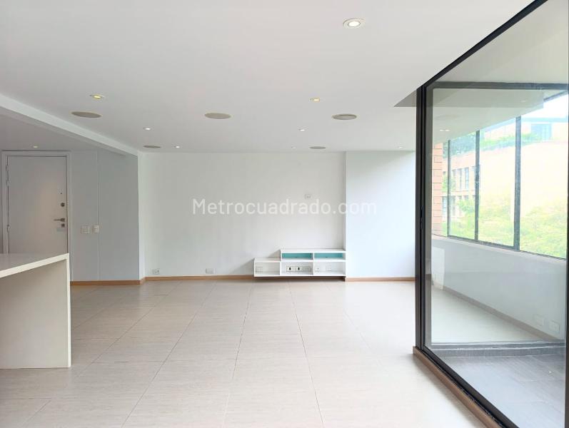 Apartamento en arriendo 3 alcobas en El Poblado (Unidad cerrada) - 2