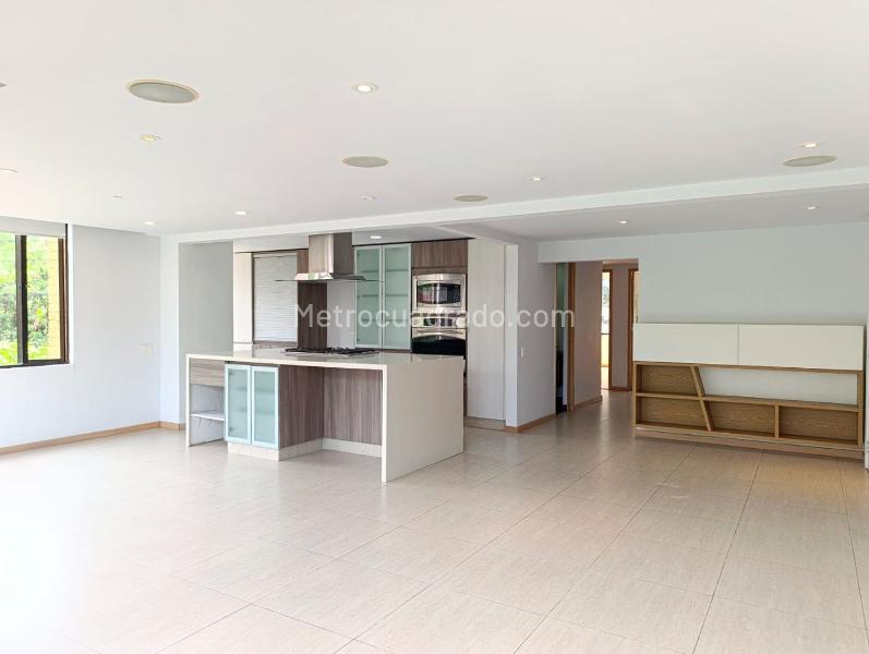 Apartamento en arriendo 3 alcobas en El Poblado (Unidad cerrada) - 3