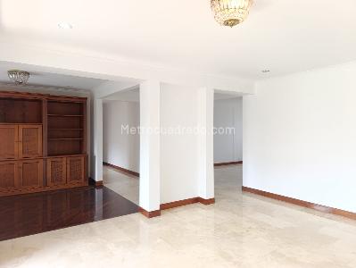 Apartamento de 3 alcobas en venta en El Tesoro, Medellín, 200 m² · foto 2 de 16