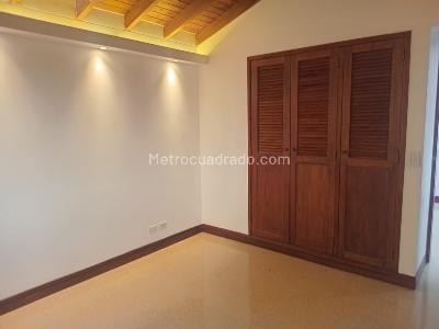 Casa de 4 alcobas en arriendo en El Poblado, Medellín, 305 m² · foto 10 de 14