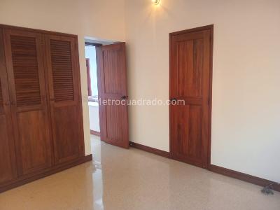 Casa de 4 alcobas en arriendo en El Poblado, Medellín, 305 m² · foto 11 de 14