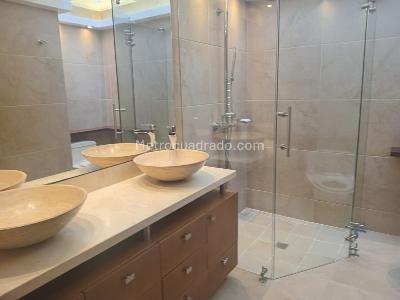 Casa de 4 alcobas en arriendo en El Poblado, Medellín, 305 m² · foto 13 de 14