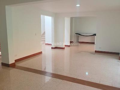 Casa de 4 alcobas en arriendo en El Poblado, Medellín, 305 m² · foto 3 de 14