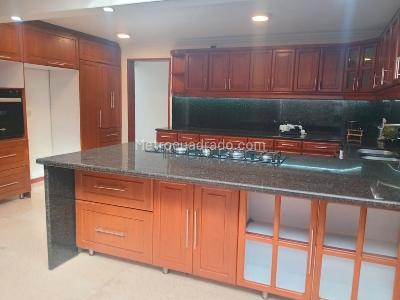 Casa de 4 alcobas en arriendo en El Poblado, Medellín, 305 m² · foto 6 de 14