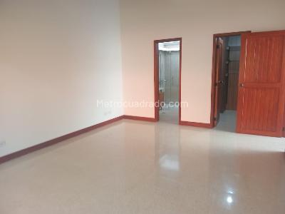 Casa de 4 alcobas en arriendo en El Poblado, Medellín, 305 m² · foto 8 de 14