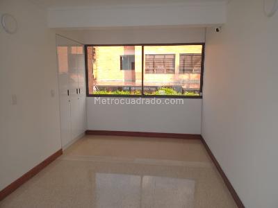 Casa de 4 alcobas en arriendo en El Poblado, Medellín, 305 m² · foto 9 de 14